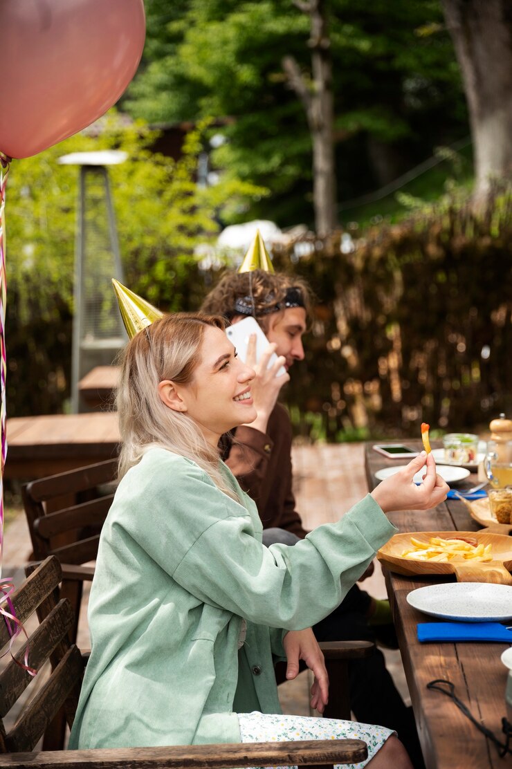 vista-lateral-mujer-sonriente-sombrero-fiesta_23-2149454357